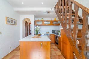 Een koelkast, een microgolfoven, een oven, een vaatwasser