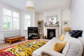 TV, fireplace