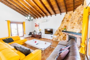 Televisión y chimenea 