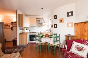 Family Apartment, 2 Bedrooms | Living area | Flat-screen TV, fireplace, DVD player - Appartamento Le Regine (Abetone Cutigliano)