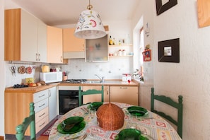 Departamento familiar, 2 habitaciones | Cocina privada | Refrigerador con congelador, microondas, horno y parrilla de estufa 