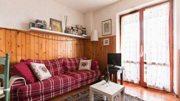 Family Apartment, 2 Bedrooms | Living area | Flat-screen TV, fireplace, DVD player