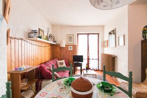 Departamento familiar, 2 habitaciones | Área de sala de estar | Televisión de pantalla plana, chimenea y reproductor de DVD 