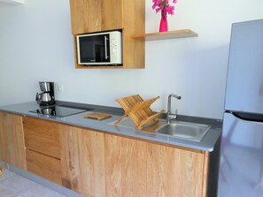 Geladeira, micro-ondas, fogão, cooktop