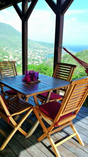 Outdoor dining - ❤T2 of standing, sea view, 2 minutes from beaches, quiet, nature, wifi, air conditioning (Les Anses-d'Arlet)