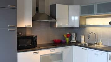 Réfrigérateur, micro-ondes, plaque de cuisson, lave-vaisselle