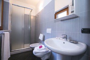 Baignoire, sèche-cheveux, bidet, serviettes fournies