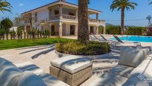 A two-story house with a pool, surrounded by palm trees and a well-maintained lawn. - Can Ribas - Spectacular villa with pool near Palma (Marratxi)