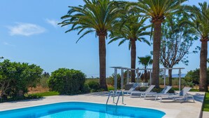 A swimming pool with lounge chairs and palm trees. - Can Ribas - Spectacular villa with pool near Palma (Marratxi)