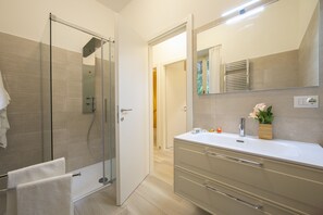 Dusche, Haartrockner, Bidet, Handtücher