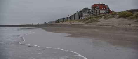 Beach nearby, sun-loungers, beach towels