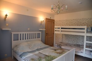 4 bedrooms, iron/ironing board, free WiFi, bed sheets
