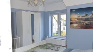 4 bedrooms, iron/ironing board, free WiFi, bed sheets