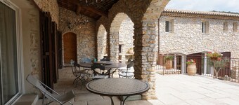 Superba BASTIDE PROVENZALE in CALMA ASSOLUTA, TENNIS privato, PISCINA, JACUZZI.