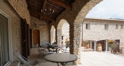 Excelente BASTIDE PROVENZAL en ABSOLUTO TRANQUILO, TENIS privado, PISCINA
