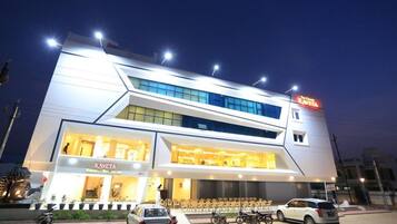 Vista frontal de la propiedad por la tarde o noche