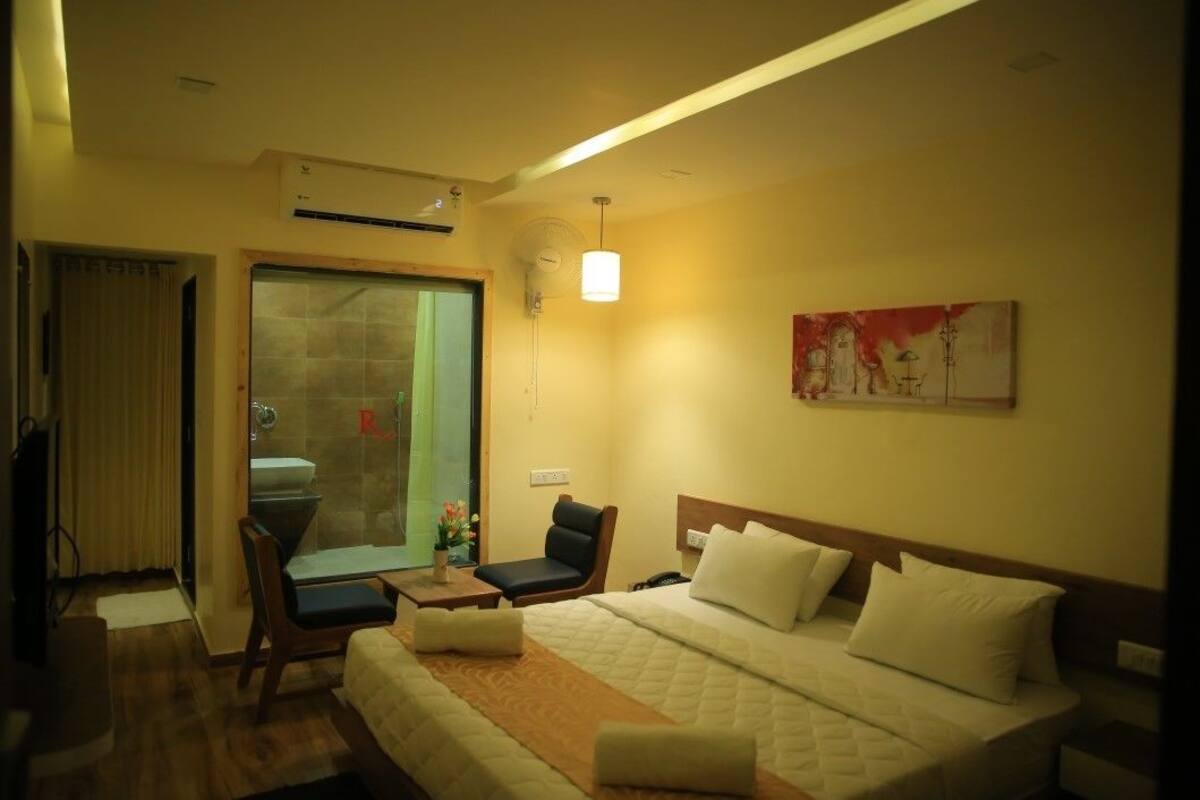 Quarto luxo, 1 cama Queen | Escrivaninha, espaço de trabalho para notebook