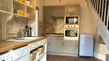 Réfrigérateur, four à micro-ondes, un four, surface de cuisson