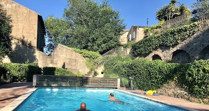 Simplicité rustiqué, vues sublimes et piscine spectaculaire. Prix réduits!