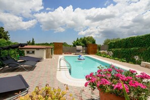 Pool - Independent villa with private pool (Noci)