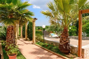 Property grounds - Independent villa with private pool (Noci)
