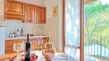 Frigorifero, microonde, forno, piano cottura