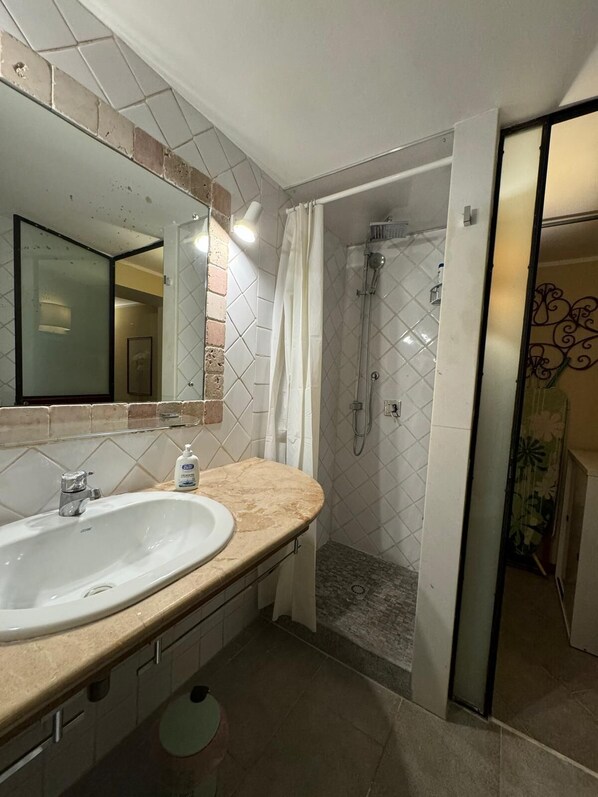 Shower, hair dryer, bidet, towels - Convenient and cozy apartment in the heart of the city nearby historic center (Palermo)