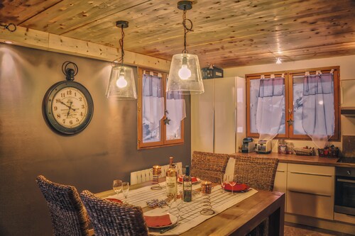 Rare Val Thorens Superb apartment in detached chalet.  Calm, cocooning. 