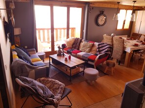 Télévision, cheminée, jeux vidéo, lecteur de DVD