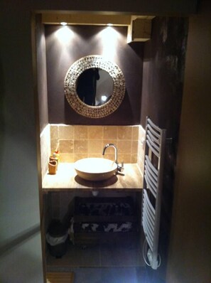 Regadera, secadora de cabello, toallas 