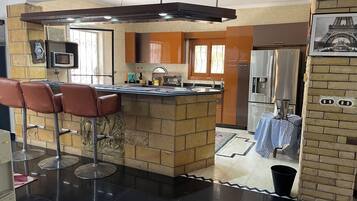 Refrigerador, microondas, horno, placa de cocina