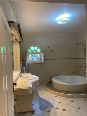 Combined shower/tub, jetted tub, free toiletries, hair dryer - Al Frdous luxury holiday home (Alexandria)