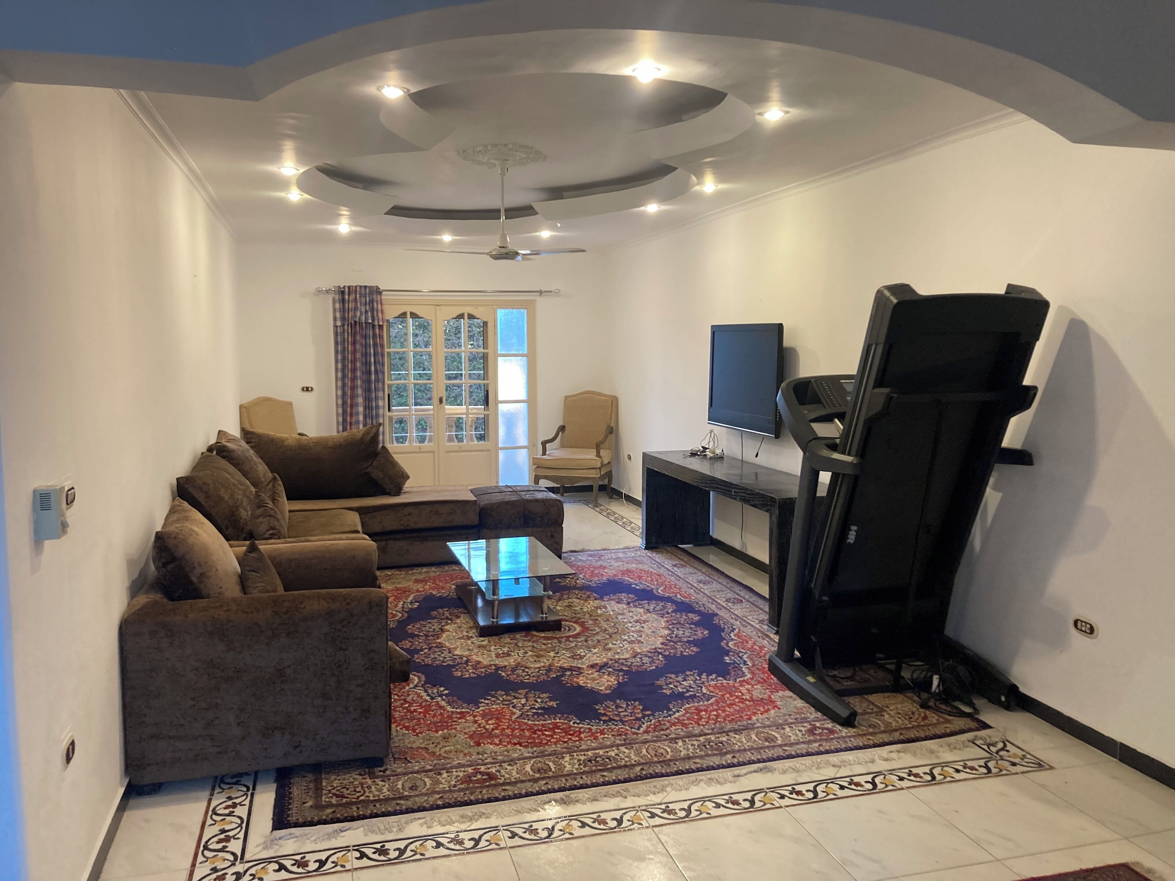 TV connectée, cheminée, lecteur de DVD, table de tennis de table