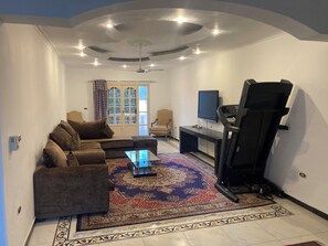 Smart-tv, pejs, dvd-afspiller, bordtennisbord