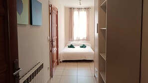 5 bedrooms, iron/ironing board, internet, bed sheets