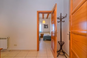 5 habitaciones, tabla de planchar con plancha y wifi gratis