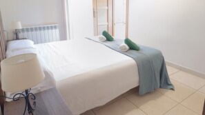 5 bedrooms, iron/ironing board, internet, bed sheets