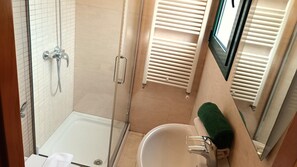 Secador de pelo y toallas