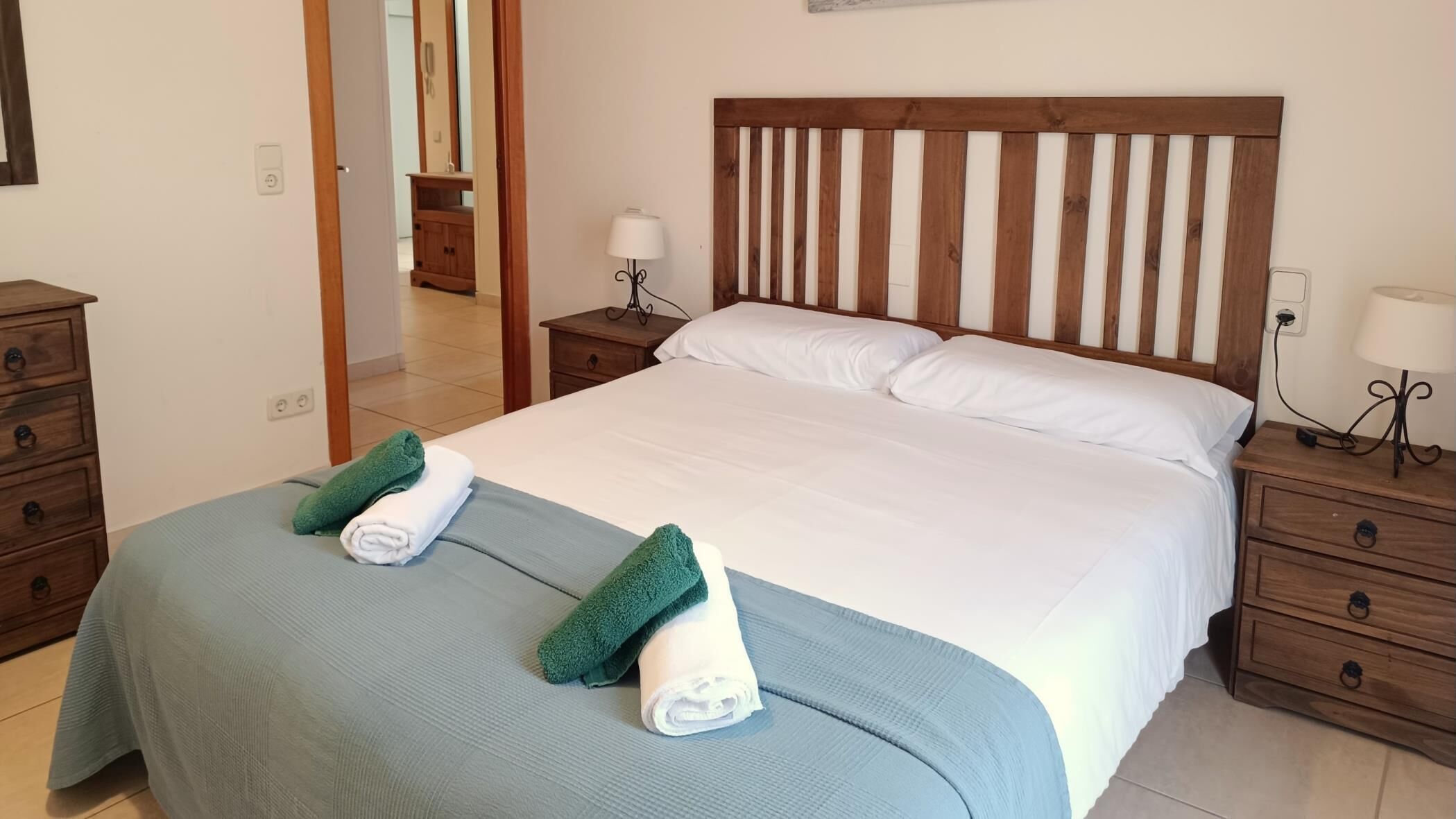 5 slaapkamers, een strijkplank/strijkijzer, internet, beddengoed