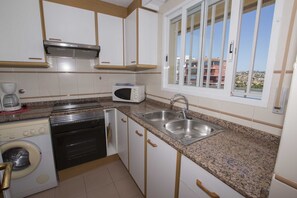 Refrigerador, microondas, horno y cafetera y tetera 