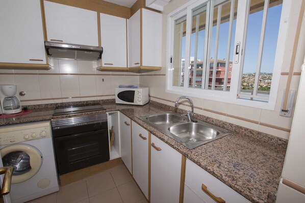 Een koelkast, een microgolfoven, een oven