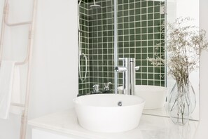 Tina con regadera, amenidades de baño gratuitas, secadora de cabello 