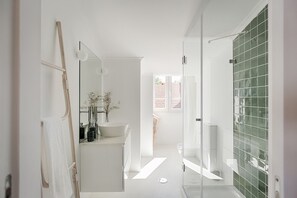 Combined shower/bathtub, free toiletries, hair dryer, towels