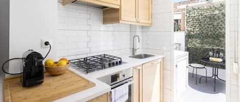 Réfrigérateur, micro-ondes, four, plaque de cuisson