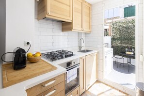 Een koelkast, een microgolfoven, een oven, een kookplaat