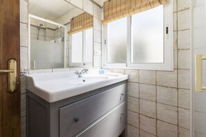 Shower, hair dryer, towels, toilet paper - A (VA046) TH Cabanyal (Valencia / València)