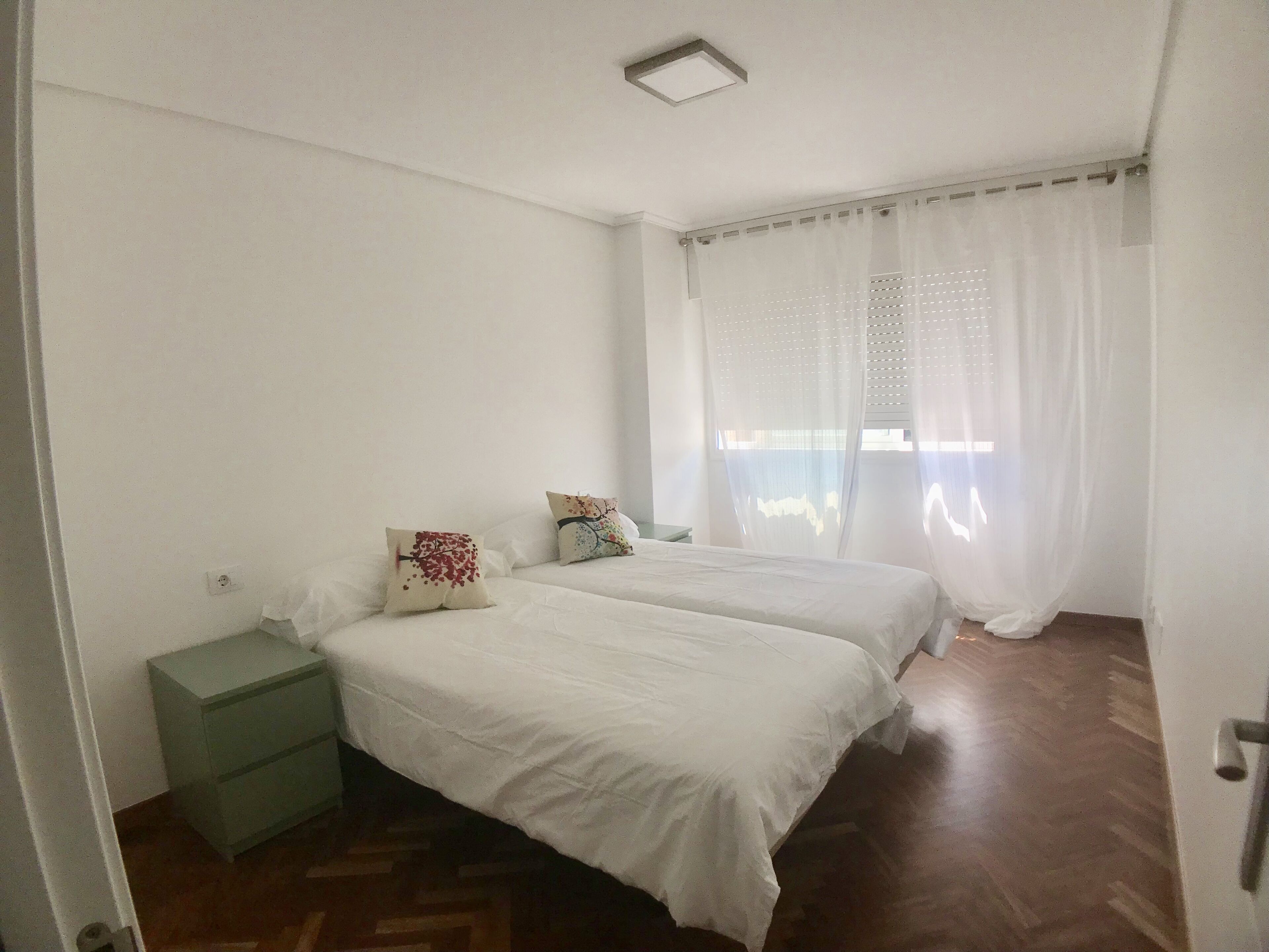 2 多间卧室、熨斗/熨衣板、WiFi、床单