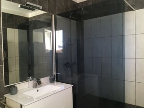 Dusche, Haartrockner, Handtücher