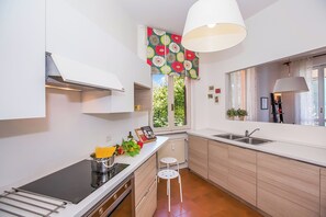 Fridge, microwave, oven, stovetop