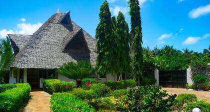 Familienfreundliches Ferienhaus mit umzäuntem Pool, das einzige in Diani Beach.